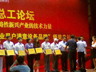 /></p><p>&nbsp;&nbsp;&nbsp;&nbsp;&nbsp;&nbsp;&nbsp; &nbsp;在日前由中國水網(wǎng)主辦的2012年度(第六屆)水業(yè)高級技術(shù)論壇——供水技術(shù)深度論壇上，《中國40個城市供水服務滿意度指數(shù)調(diào)查研究報告》(以下簡稱《報告》)正式發(fā)布。</p><p><br/>　　中國水網(wǎng)在全國范圍內(nèi)篩選出供水服務水平業(yè)內(nèi)評價較高的40個城市，面向城市公眾開展供水服務滿意度調(diào)查活動，調(diào)查收到逾萬份調(diào)查問卷。此次《報告》借鑒國內(nèi)外顧客滿意度理論研究成果和測評方法，結(jié)合調(diào)查結(jié)果和中國供水行業(yè)的實際發(fā)展情況編制而成。</p><p><br/><strong>　　行業(yè)該做哪些改進？<br/>　　供水服務行業(yè)較明顯的優(yōu)勢為供水穩(wěn)定性，需要改進的首要指標為供水水質(zhì)</strong></p><p><br/>　　中國水網(wǎng)副總經(jīng)理殷曉芳分析說，低質(zhì)低價已經(jīng)成為行業(yè)痼疾；原水壓力和飲用水新標準執(zhí)行壓力大，使服務成本壓力迅速升高；社會溝通的不充分和企業(yè)經(jīng)營的相對封閉，使公眾的誤解加?。环湛冃Ч芾砉ぞ叩娜笔Ш头阵w制的落后，導致行業(yè)品牌整體失落。</p><p><br/>　　據(jù)了解，調(diào)查報告中的供水滿意度評價指標體系以供水用戶滿意度指數(shù)為核心。通過對評測指標的分析，殷曉芳對供水行業(yè)的優(yōu)勢和弱項進行闡述:供水服務行業(yè)較為明顯的優(yōu)勢領(lǐng)域為供水穩(wěn)定性。根據(jù)調(diào)查結(jié)果及分析，用戶認為供水穩(wěn)定性的重要程度較高，且對水壓穩(wěn)定性、供水連續(xù)性、計劃停水和管道搶修及時性方面的滿意度評價較高。80％被調(diào)查者對供水穩(wěn)定性滿意，供水企業(yè)應繼續(xù)保持這一優(yōu)勢。</p><p><br/>　　供水服務行業(yè)具有競爭優(yōu)勢的是供水水價。此次調(diào)查結(jié)果表明，被調(diào)查者普遍認為水價這一評測指標較為重要，并且認為目前的收費價格和階梯水價的收費方式均較為合理。在調(diào)查中，多數(shù)被調(diào)查者表示，在供水企業(yè)能夠提供優(yōu)質(zhì)服務的前提下，不會排斥上調(diào)水價和實施階梯收費。</p><p><br/>　　“雖然2011年年底以來，全國范圍內(nèi)多個城市上調(diào)了水價或?qū)嵤╇A梯水價，引起公眾廣泛關(guān)注及爭議，但隨著對供水行業(yè)理性認識的提升，公眾對水資源是商品的意識越來越強，對供水服務成本也開始有所了解，因此漲價、改變收費方式并沒有對供水水價的滿意度造成太大影響。”殷曉芳說。</p><p><br/>　　供水服務行業(yè)需要改進的首要指標是供水水質(zhì)。此次調(diào)查結(jié)果顯示，在供水服務用戶滿意度評價體系的7個二級評測指標中，水質(zhì)是影響用戶滿意度的較重要因素，同時也是拉低用戶滿意度的首要因素。據(jù)了解，此次調(diào)查采用的象限法分析，表明供水水質(zhì)是其中位于重點改進區(qū)的二級指標，由此可見，提高供水行業(yè)服務水平的首要有效途徑就是提高供水水質(zhì)。</p><p><br/>　　殷曉芳表示，提高供水水質(zhì)要求是環(huán)球趨勢，也是經(jīng)濟發(fā)展后人民生活水平提高的必然結(jié)果。如何合理控制成本、整合資源、提高效率，成為供水企業(yè)面臨的挑戰(zhàn)，但另一方面，水質(zhì)標準的提高有利于供水市場良性發(fā)展，供水企業(yè)的升級改造以及對新建項目要求的提高也將為供水市場注入增長動力。</p><p><br/>　　供水服務行業(yè)的弱項為客戶溝通、企業(yè)整體形象。根據(jù)調(diào)查結(jié)果，供水企業(yè)與用戶的溝通行為在總體上被認為是有欠缺的，尤其是在公眾宣傳和反饋渠道的充足性方面。很多被調(diào)查者都反映供水企業(yè)不夠公開和透明，這與客戶溝通不足也有很大關(guān)系，這些都對供水企業(yè)的形象有所損害。</p><p><br/>　　殷曉芳指出，供水企業(yè)應經(jīng)常性地組織宣傳用水常識、企業(yè)社會活動，提高企業(yè)新增積極措施的知名度，提升反饋渠道使用率，進一步推廣咨詢熱線和客服中心，提高企業(yè)透明度，改善企業(yè)形象，從而提高供水服務用戶滿意度。</p><p><br/><strong>　　哪些城市滿意度較高？<br/>　　40城市供水服務滿意度指數(shù)廣州、南昌、上海位列前三</strong></p><p><br/>　　據(jù)介紹，按照指標評價體系和滿意度指數(shù)的合成方法，分別計算得到全國40個城市的供水總體服務滿意度指數(shù)。計算結(jié)果顯示，廣州以77.99分位居首先，南昌、上海分列第二、三位，排在第四到第十位的依次是濟南、無錫、北京、江陰、常熟、杭州、珠海。</p><p><br/>　　據(jù)了解，在供水、電力、電信、燃氣四大公共服務行業(yè)中，供水服務滿意度指數(shù)僅略低于電力行業(yè)，排在第二位。</p><p><br/>　　殷曉芳總結(jié)，<a href=http://dgyingyuan.com>供水服務</a>的可持續(xù)發(fā)展是一項長期、系統(tǒng)的工作，建立一套優(yōu)質(zhì)優(yōu)價的服務體系還會面對很多困難，但只要供水企業(yè)愿意擔當，愿意在建立優(yōu)質(zhì)優(yōu)價供水服務體系的道路上先行先試，就能不斷提升綜合服務水平，樹立服務標桿，促進行業(yè)績效體系的建立。</p><p style=text-align:center;><br/><strong>表1&nbsp;&nbsp; 全國40個城市供水總體服務滿意度指數(shù)(加權(quán)計算)</strong></p><p style=text-align:center;><strong><img style=BORDER-RIGHT-WIDTH: 0px; BORDER-TOP-WIDTH: 0px; BORDER-BOTTOM-WIDTH: 0px; BORDER-LEFT-WIDTH: 0px alt=